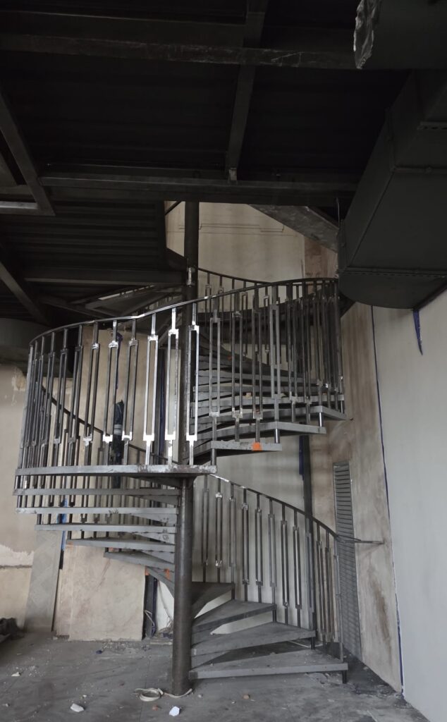 balustrada-stalowa-przy-schodach-spiralnych